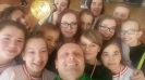 koszykarki gimnazjum z medalem